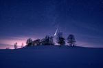Weiße Landschaft, Nachthimmel mit Komet, Foto AdobeStock