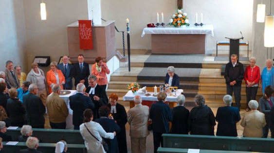 Jubelkonfirmanden am Tisch des Herrn; Foto: Eifler, 2018