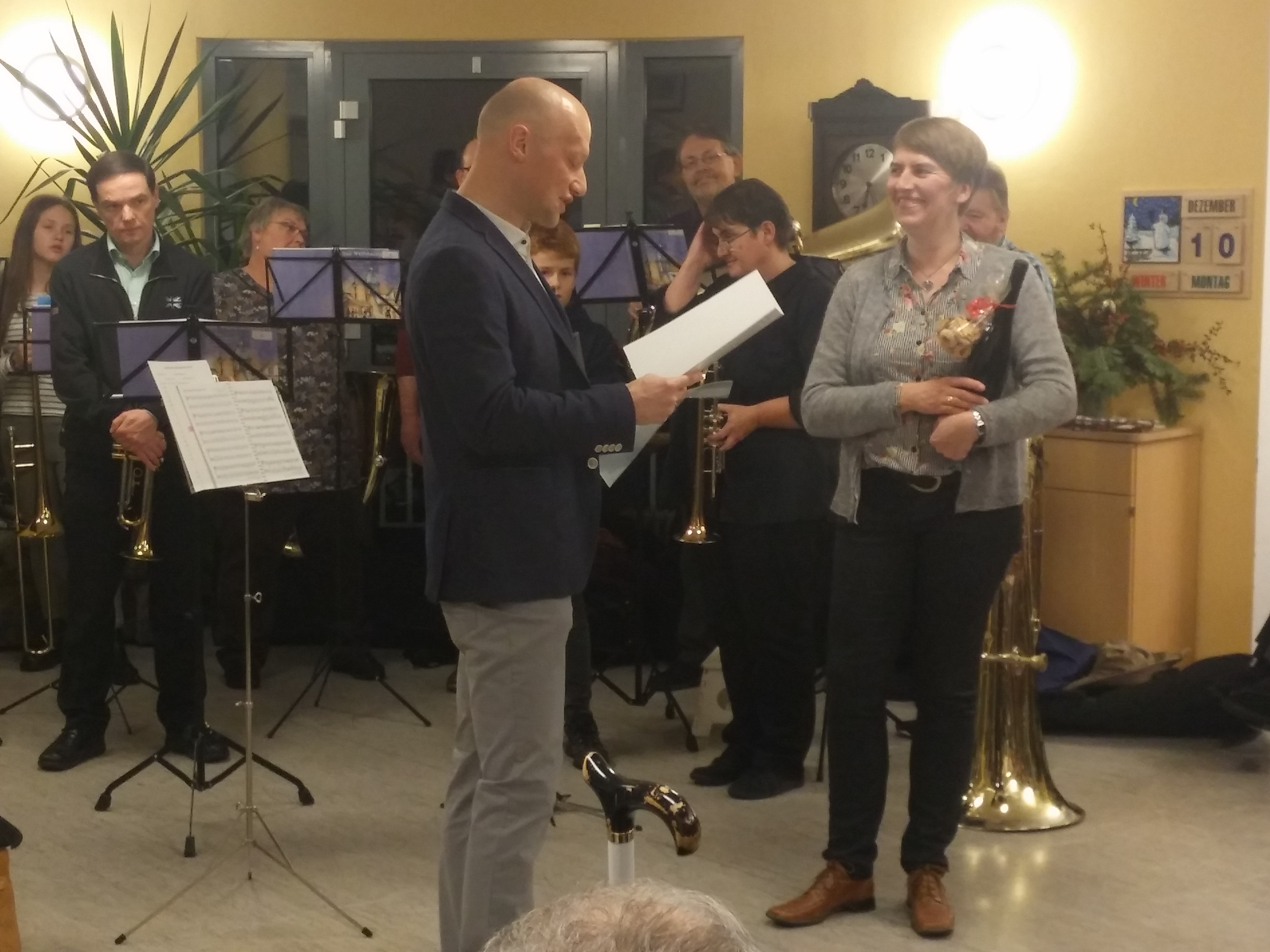 Einrichtungsleiter Norbert Bittner überreicht die Urkunde für 50 Jahre Konzerte im Seniorenheim Deining