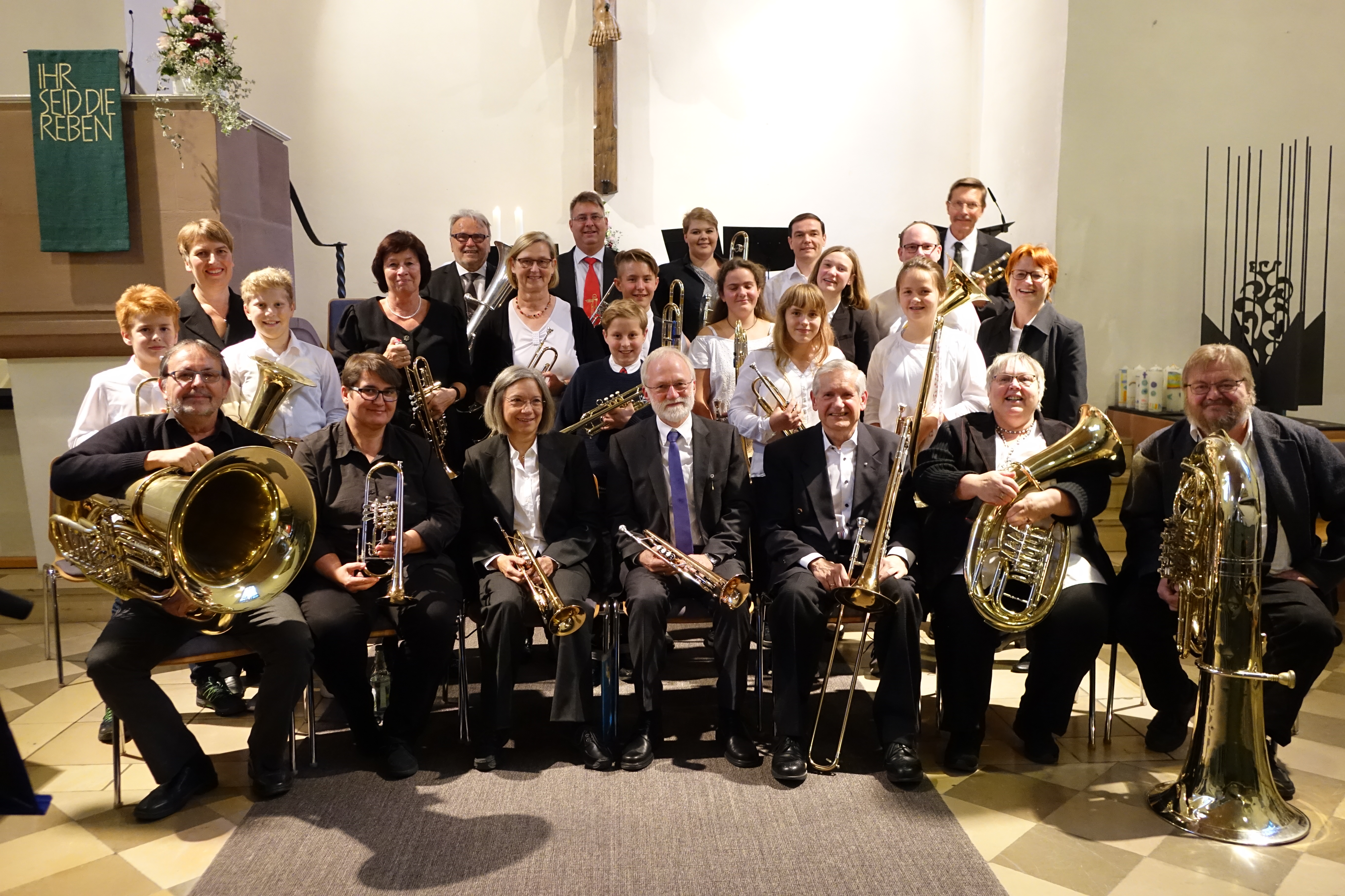 Posaunenchor, Serenade in Christuskirche zur Kirchweih 2018, Gruppenfoto mit geehrten langjährigen Bläsern im Vordergrund