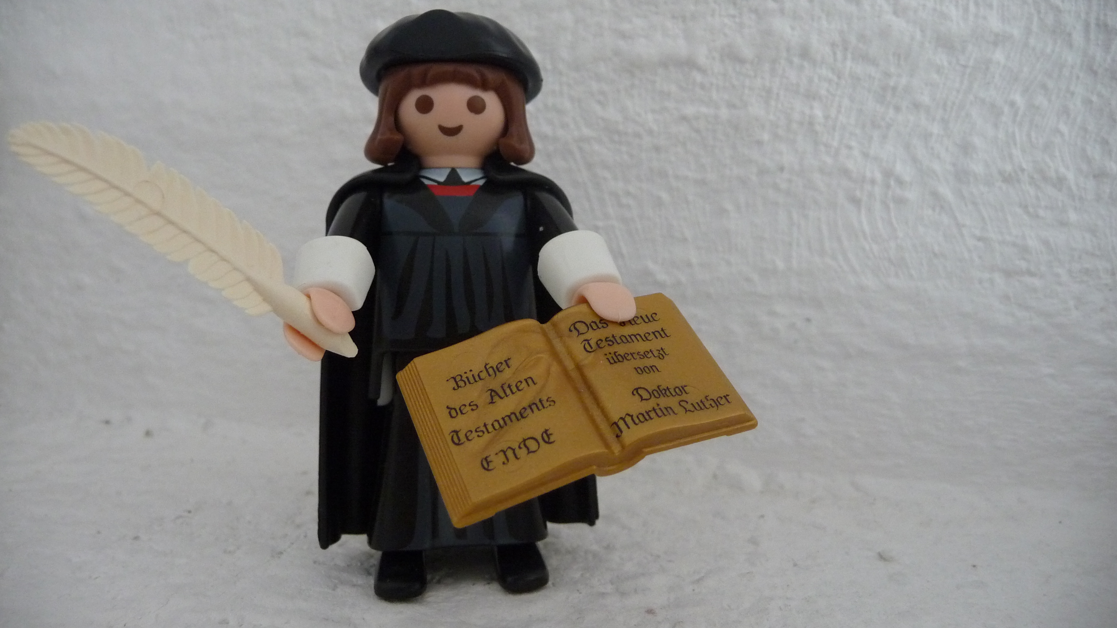 Reformationstag Symbolfigur Luther mit Bibel, Foto Bey