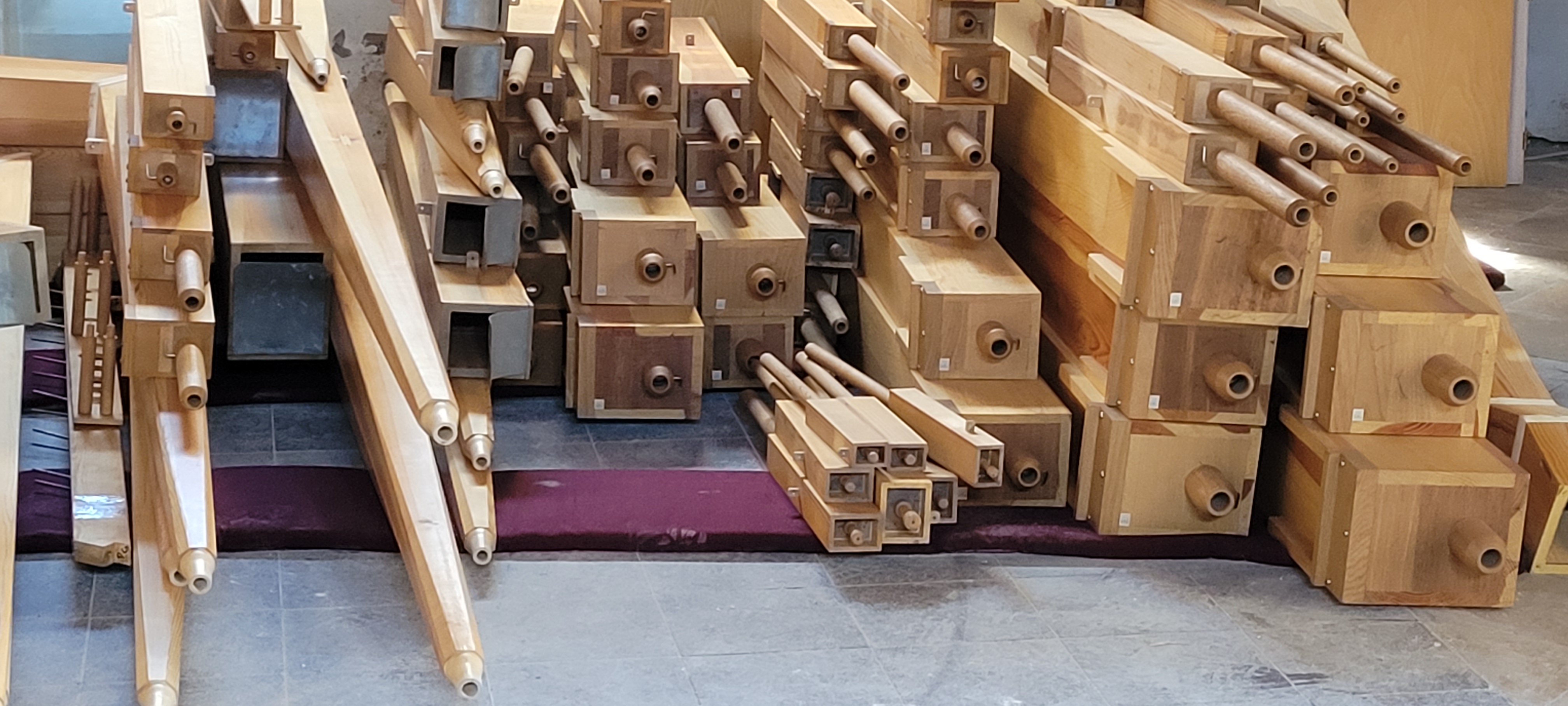 Ausgebaute Orgelpfeifen der Eule Orgel Neumarkt i.d.OPf., Foto kb