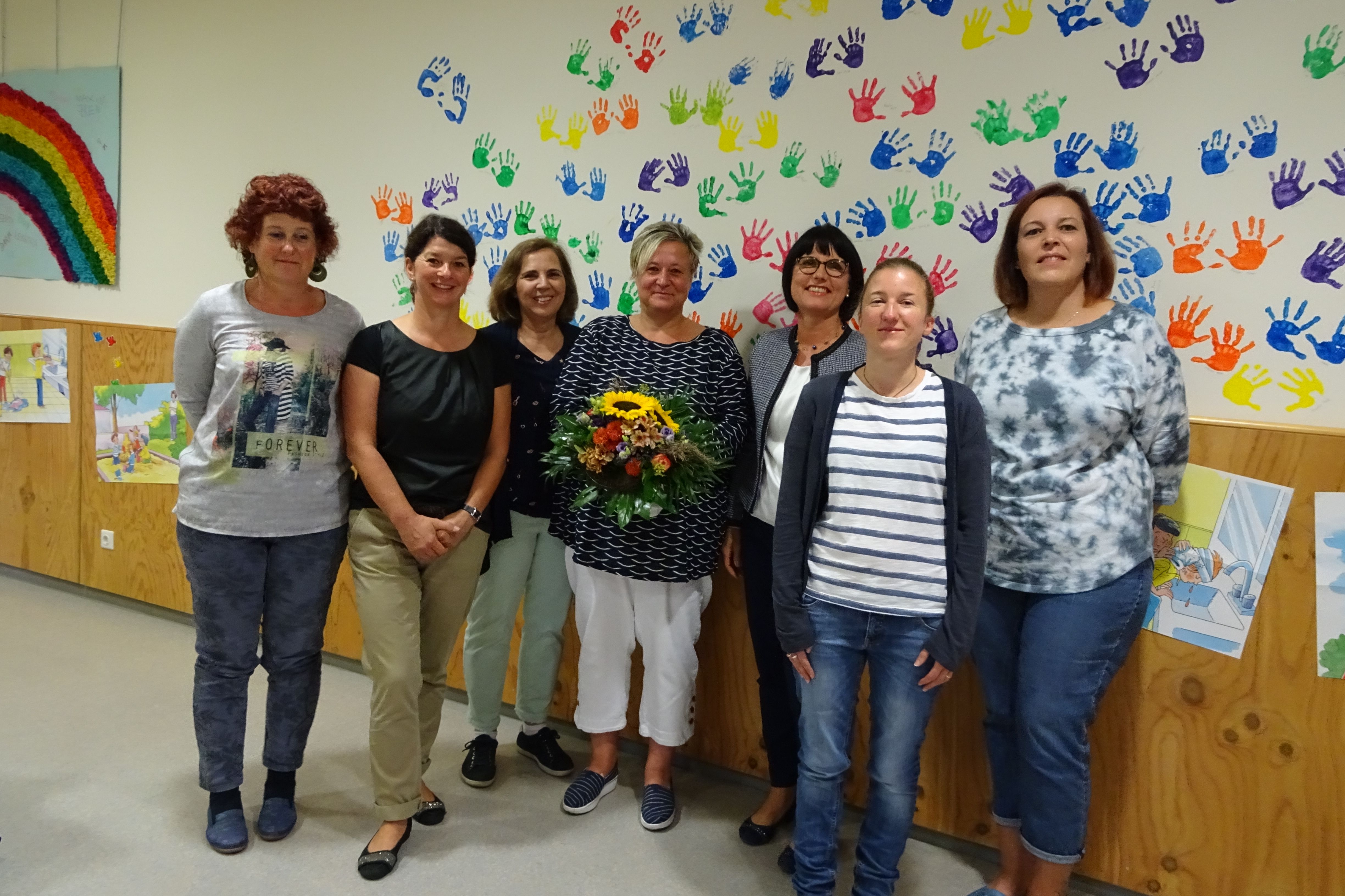Das Team des Wilhelm-Löhe-Kindergartens begrüßt seine neue Leiterin Brit Trabandt mit einem Blumenstrauß.