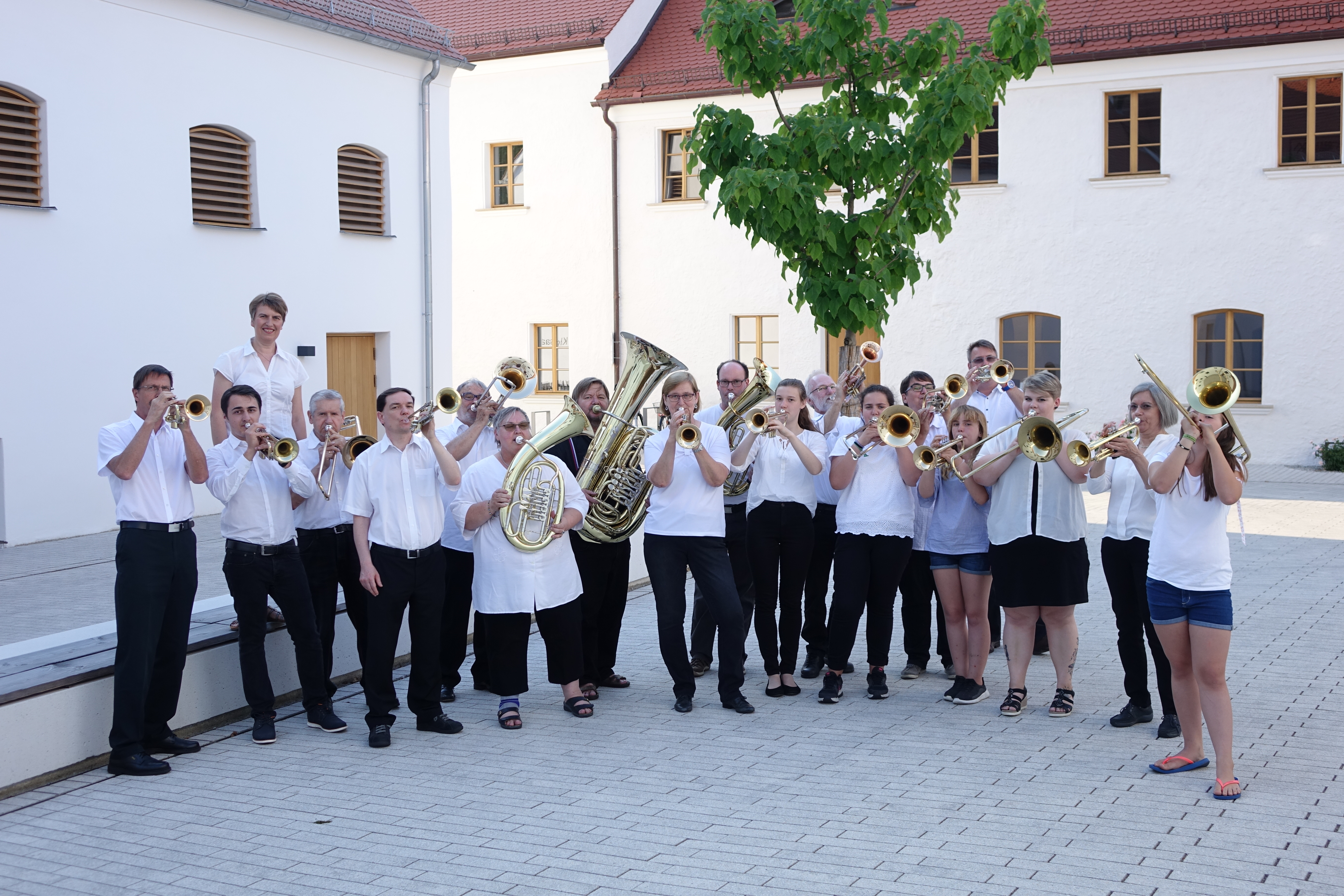 Posaunenchor, Gruppenfoto Innenhof des Evangelischen Zentrum Neumarkt