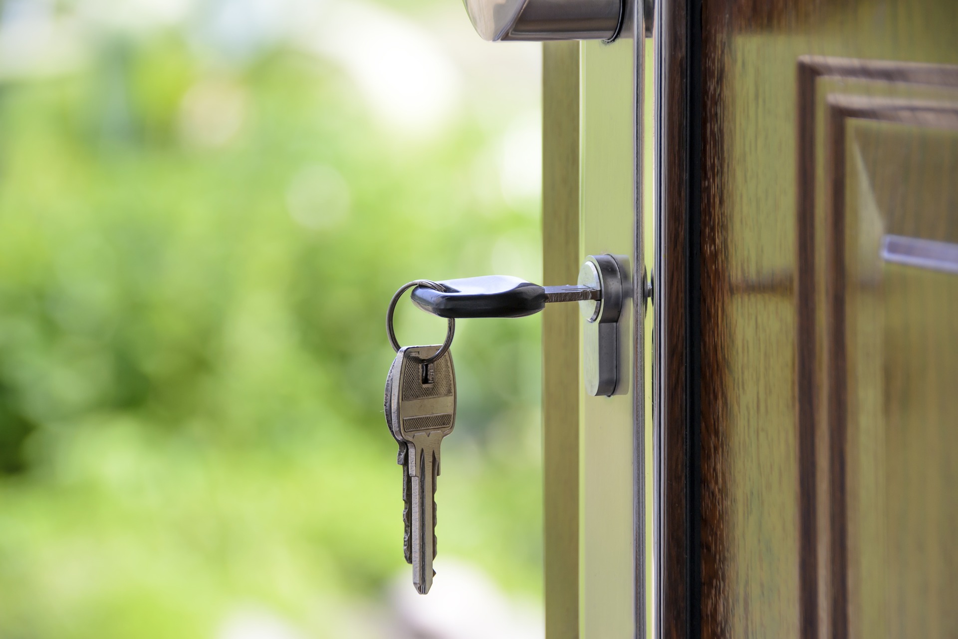 Offene Haustür mit Schlüssel im Schloss; Bild Photo Mix von Pixabay
