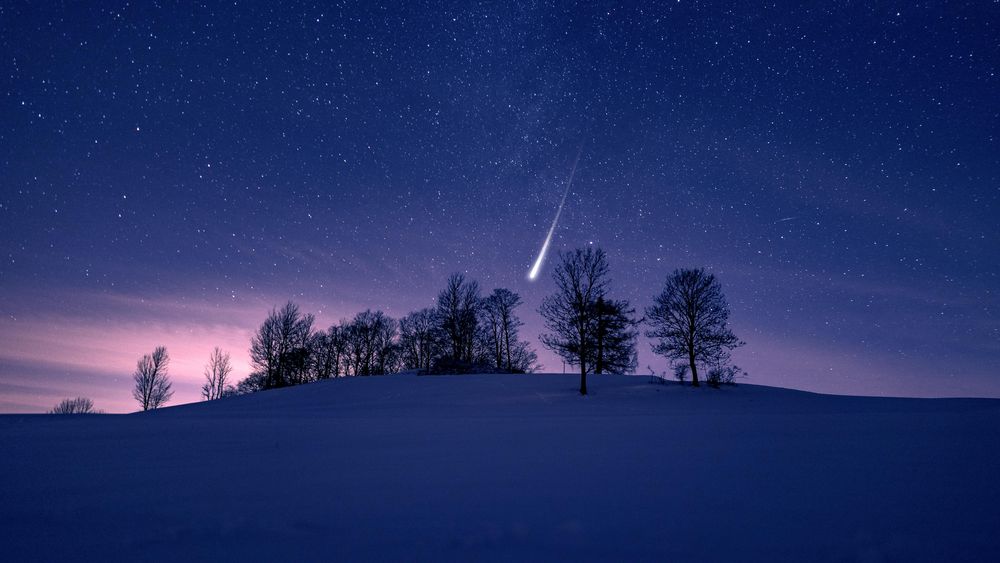 Weiße Landschaft, Nachthimmel mit Komet, Foto AdobeStock 