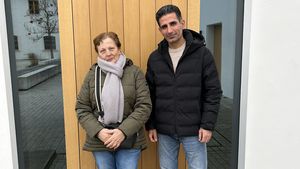 Marianne Geitner und Aboozar Iranshahi stehen vor der Tür zum Klostersaal