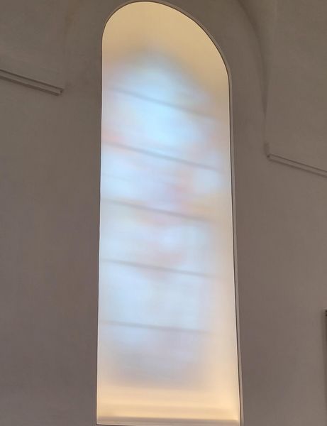 Farbspiel der Fenster im Kirchenraum