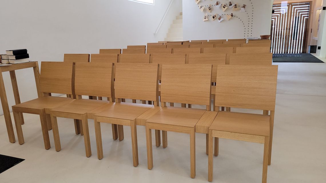 Zu Bänken gekoppelte Stühle der Christuskirche