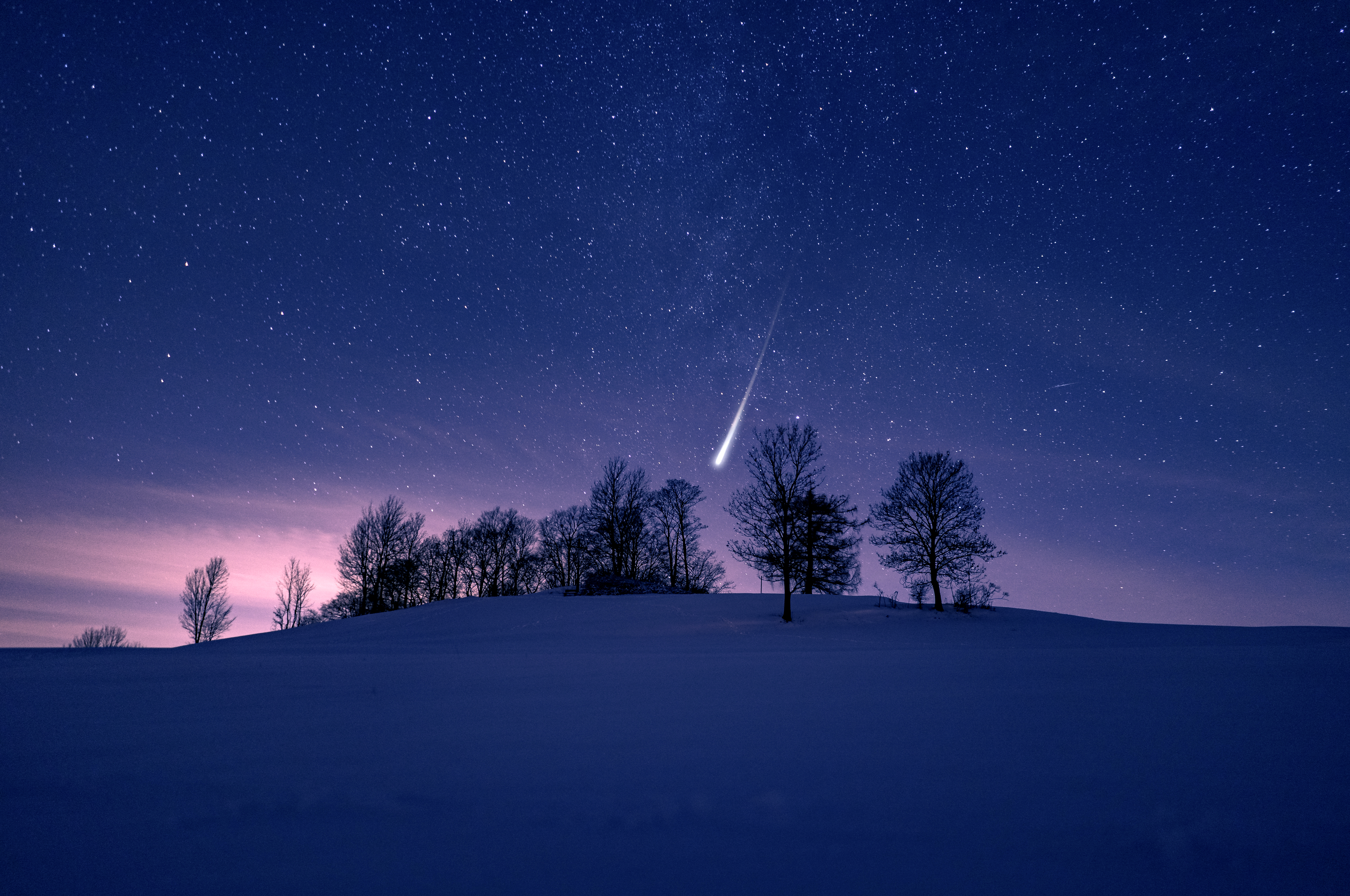 Weiße Landschaft, Nachthimmel mit Komet, Foto AdobeStock 