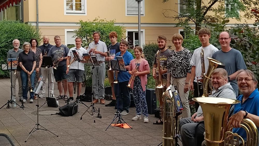 Posaunenchor Sommerserenade im BRK-Seniorenheim Woffenbach
