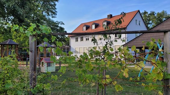 Kindertagesstätte Wilhelm-Löhe-Haus, Blick über Gartenzaun