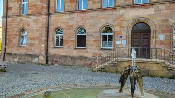 Mini-Arche, Fischerbrunnen im Vordergrund, Foto kb