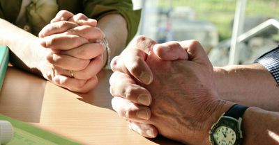 Hände zum Gebet gefaltet, Foto congedesign from Pixabay