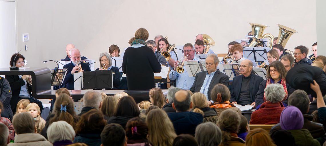 Adventssingen 2023: in der Christuskirche eröffnet der Posaunenchor mit einer Intrade zu Macht hoch die Tür von M. Schütz