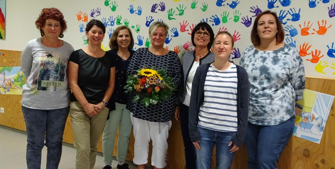 Das Team des Wilhelm-Löhe-Kindergartens begrüßt seine neue Leiterin Brit Trabandt mit einem Blumenstrauß.