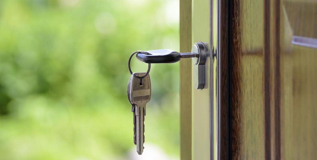 Offene Haustür mit Schlüssel im Schloss; Bild Photo Mix von Pixabay