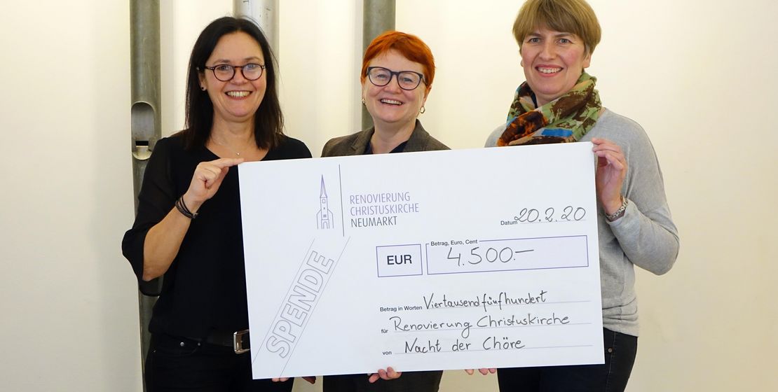 Referentin für Fundraising Stefanie Finzel, Dekanin Christiane Murner, KMD Beatrice Höhn freuen sich über die Spenden, Foto Klaus Eifler