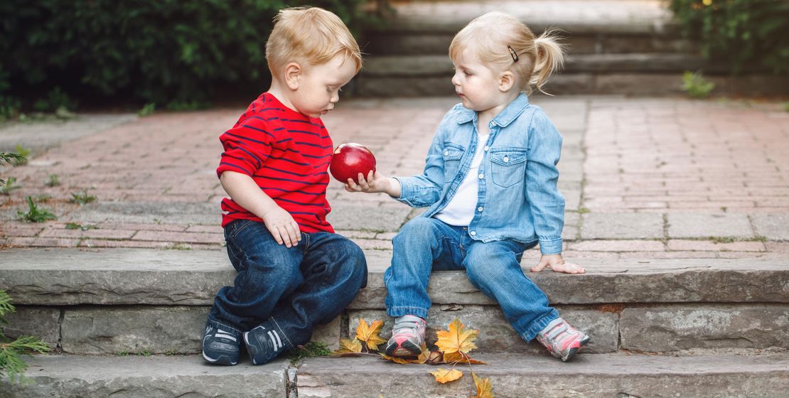 Kinder mit Apfel, AdobeStock anoushkatoronto