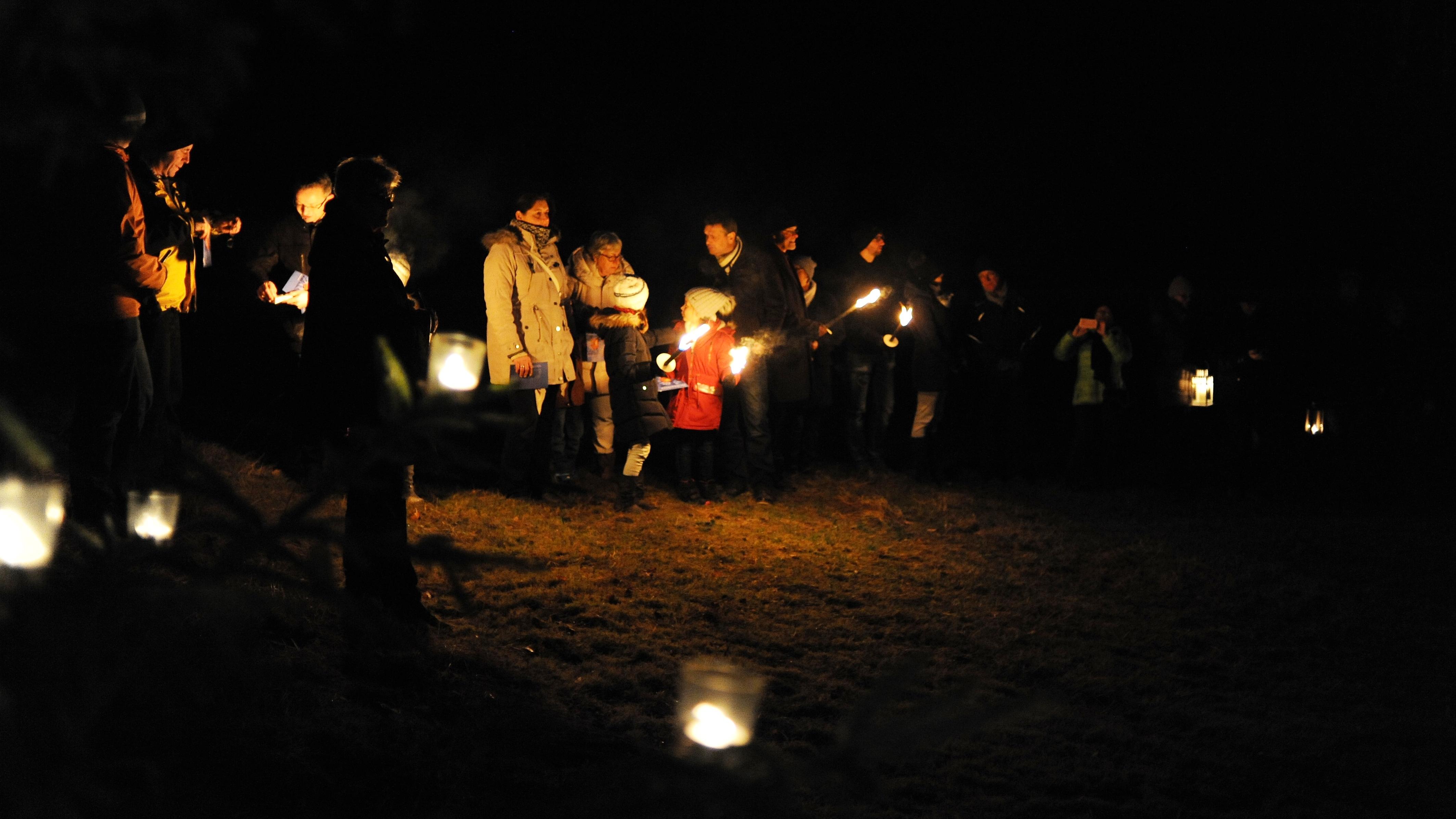 Waldweihnacht Deining, Menschen mit Laternen; Foto M. Murner