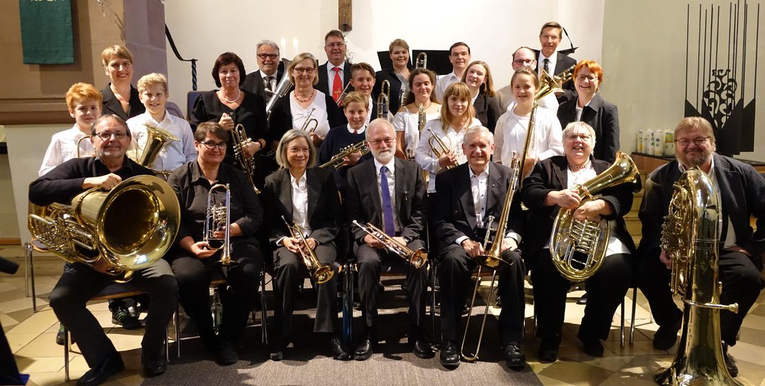 Posaunenchor, Serenade in Christuskirche zur Kirchweih 2018, Gruppenfoto mit geehrten langjährigen Bläsern im Vordergrund