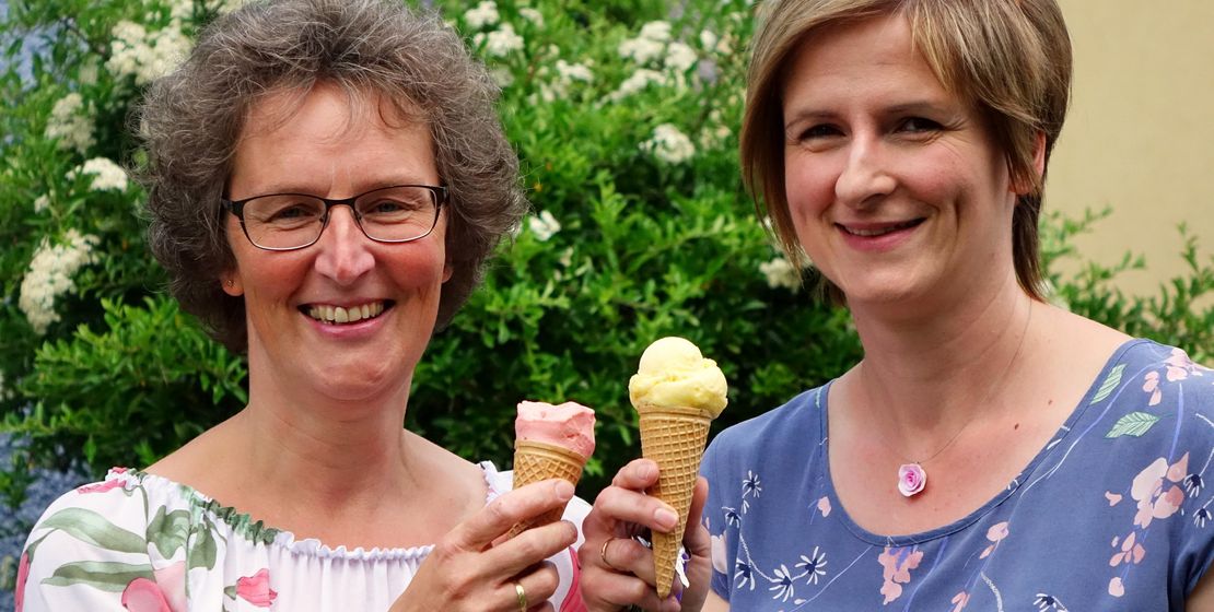 Pfarrsekretärinnen Petra Lukas und Tanja Bauer mit Eistüten, Foto: Eifler