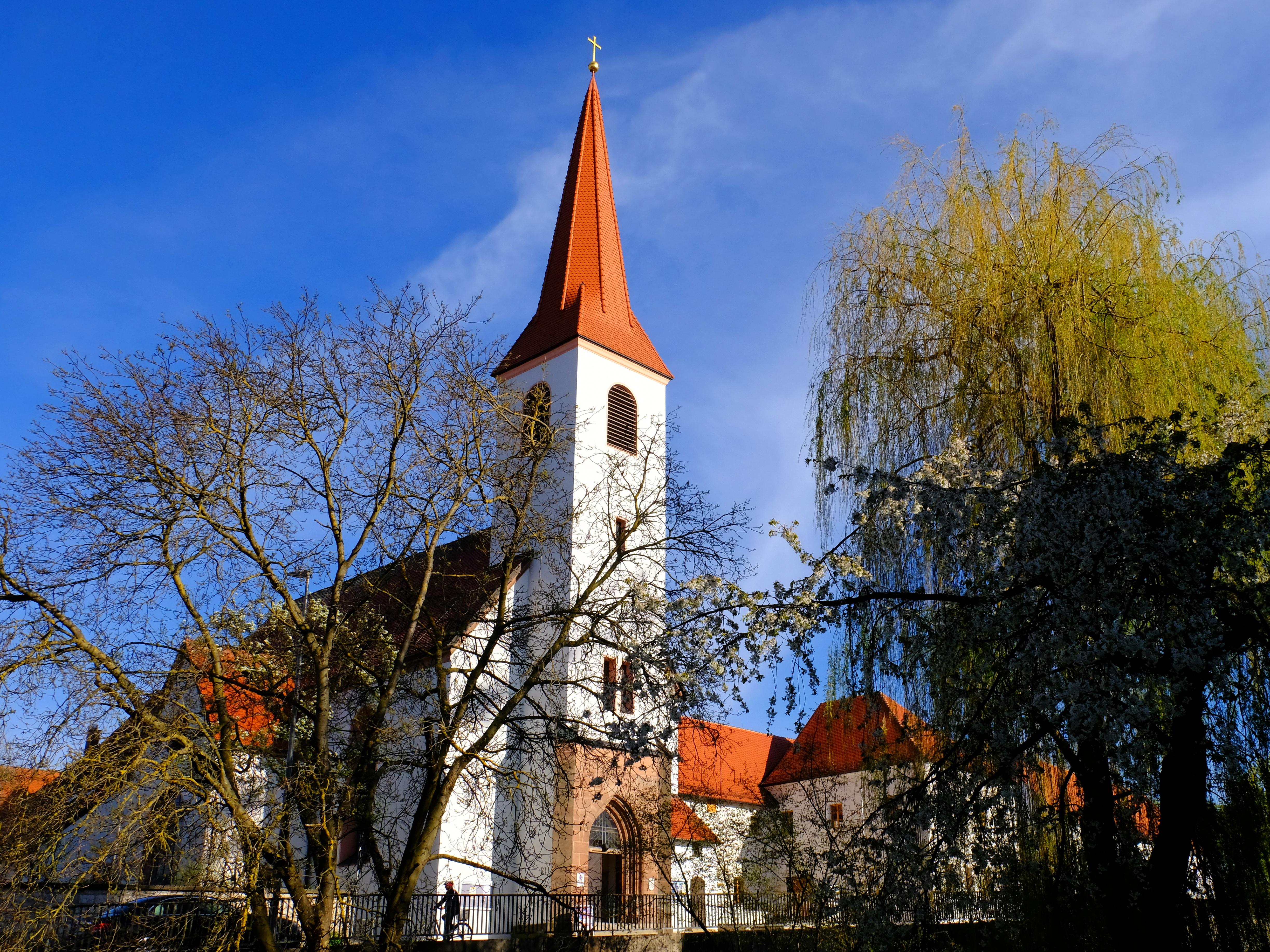 Christuskirche vor strahlend blauem Himmel, Foto K. Eifler