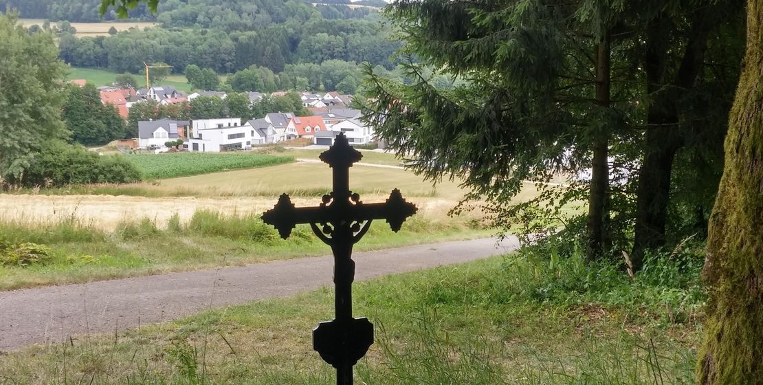 Feldkreuz an Lichtung am Waldrand beim Ottenberg; Foto KB
