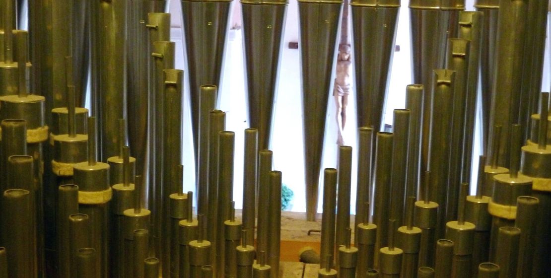 Blick durch Orgelpfeifen zum Chorraum, Foto: Eifler