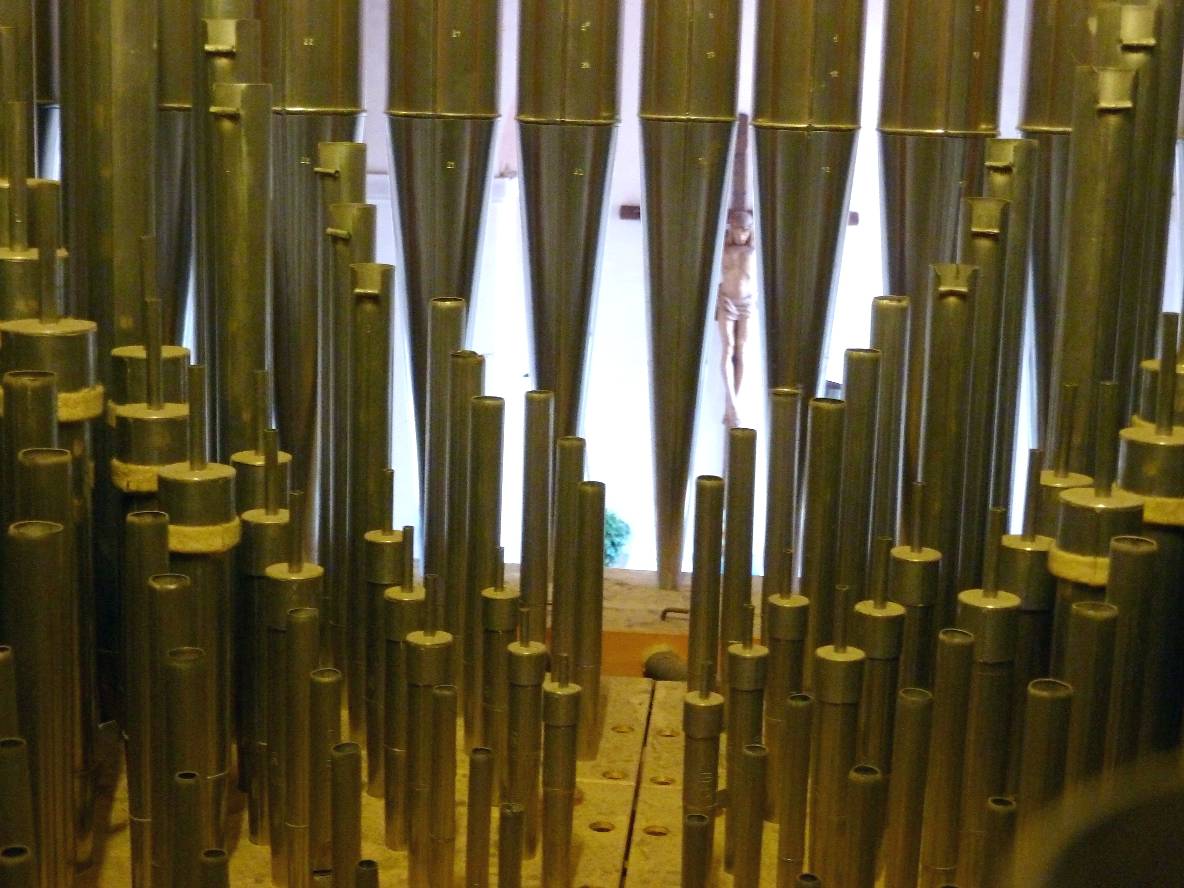 Der Blick aus dem Orgelinneren in den Kirchenraum wird nach der Kirchenrenovierung ein anderer sein.