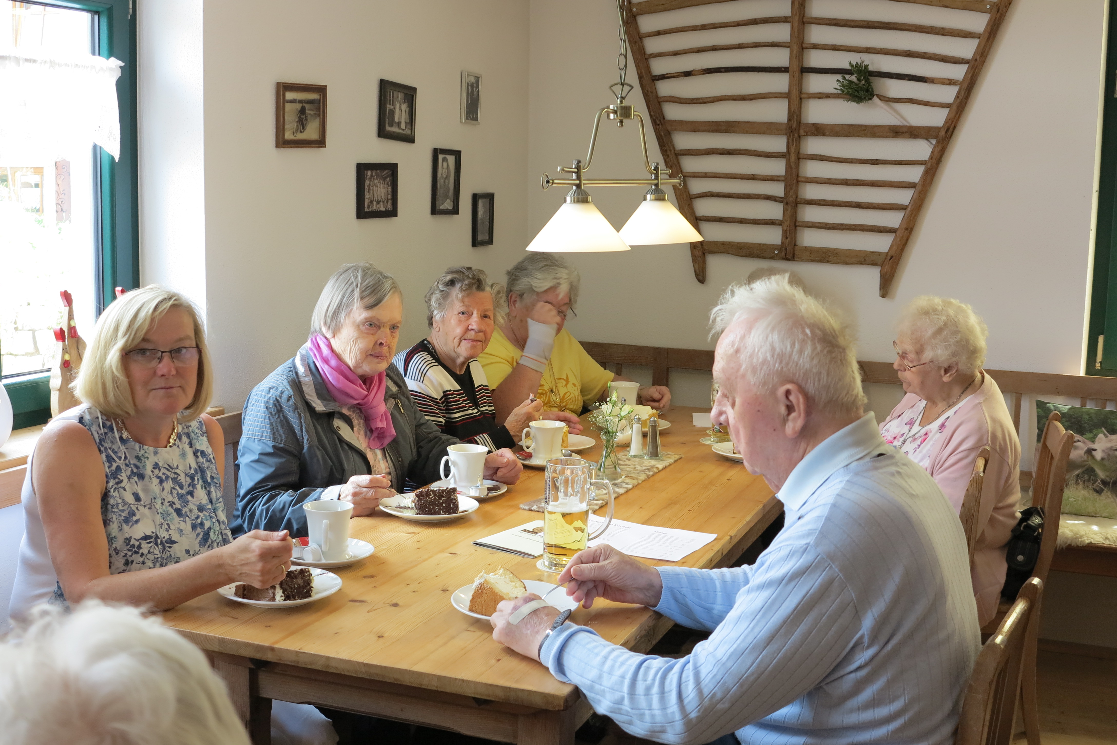 Gemeindeausflug 2019, bei Kaffee und Kuchen, Foto MH