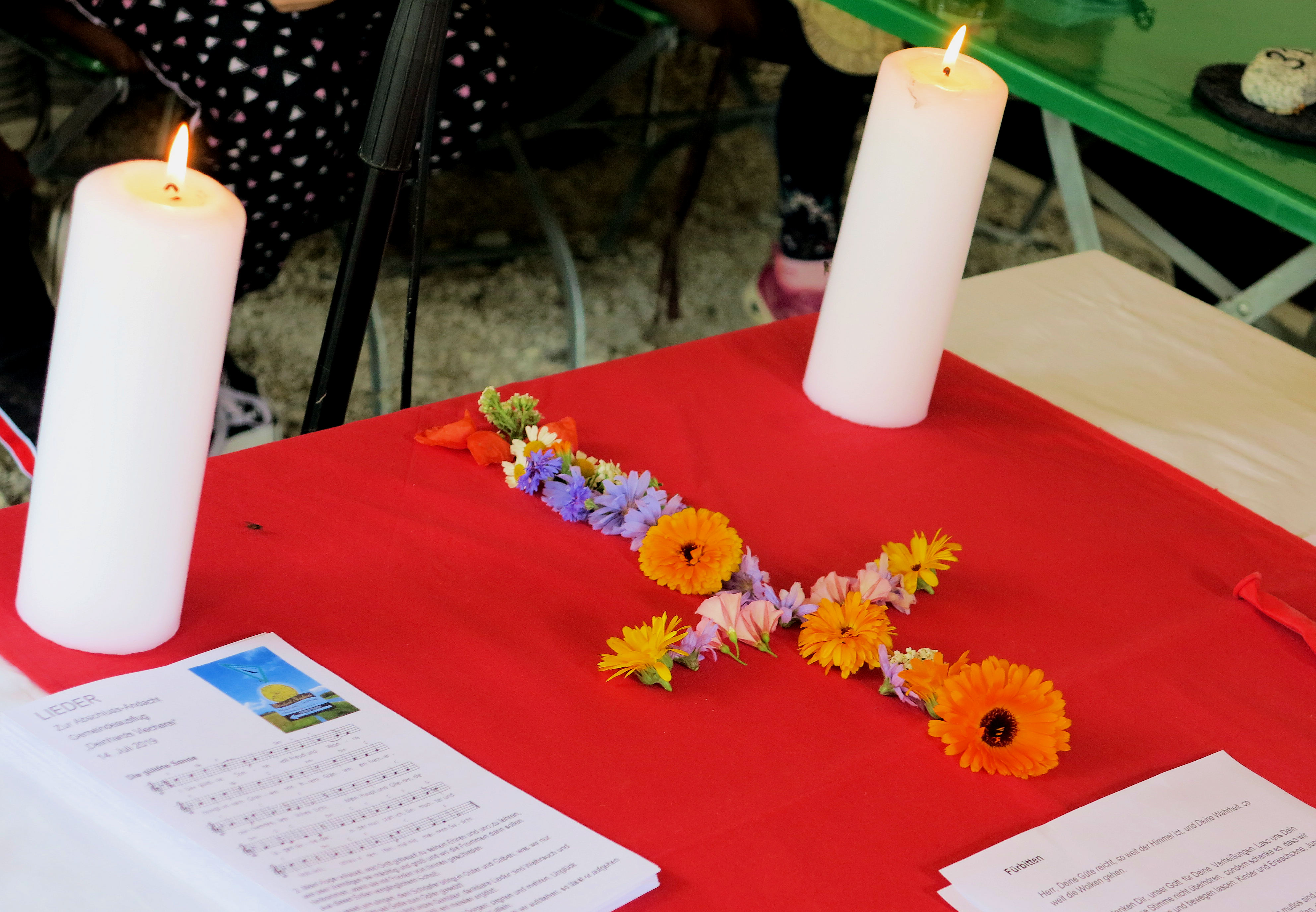 Gemeindeausflug 2019, Blumenkreuz und Kerzen, Foto MH