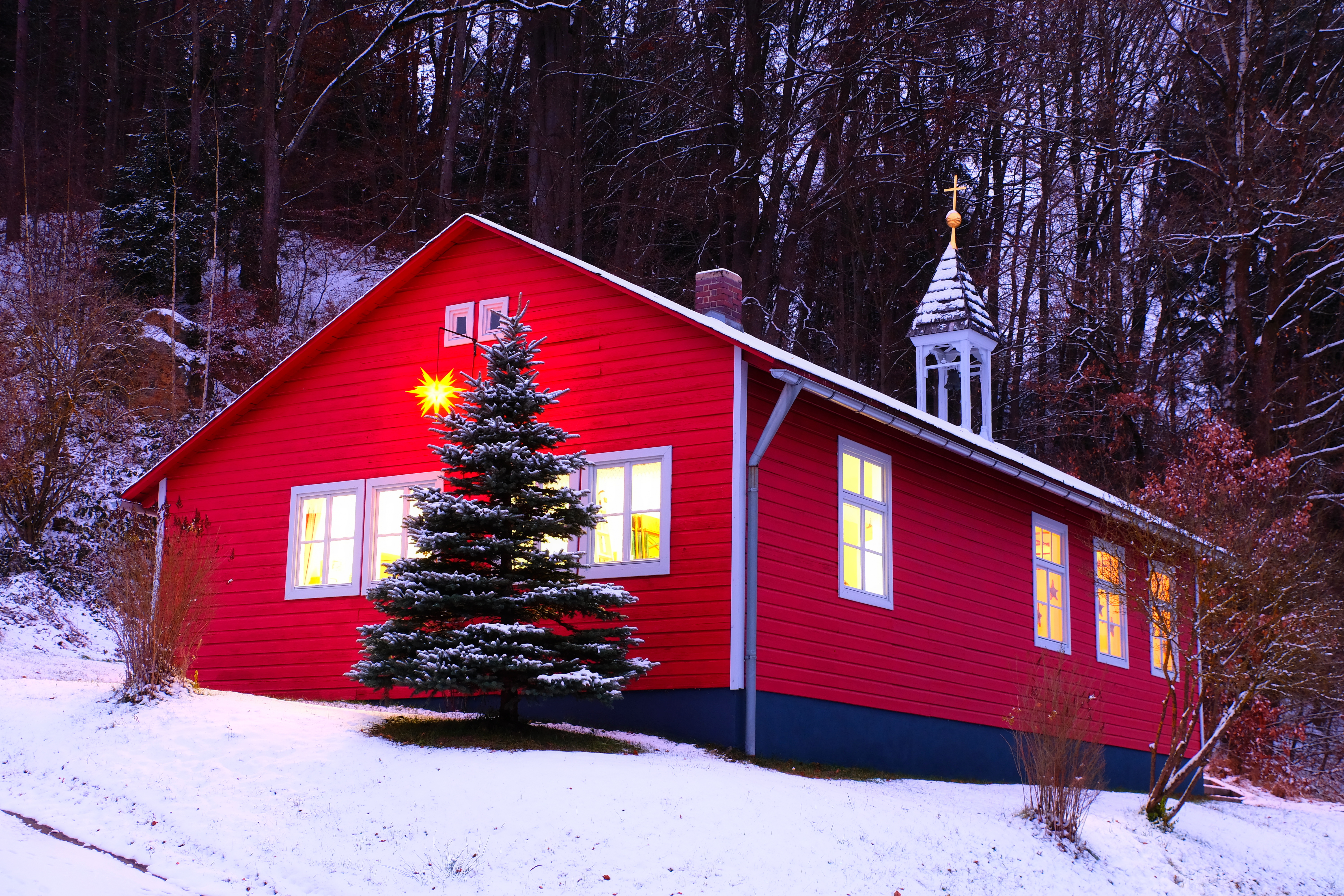 "Kapelle" an einem Winterabend; Schnee, geschmückt, Foto: Klaus Eifler