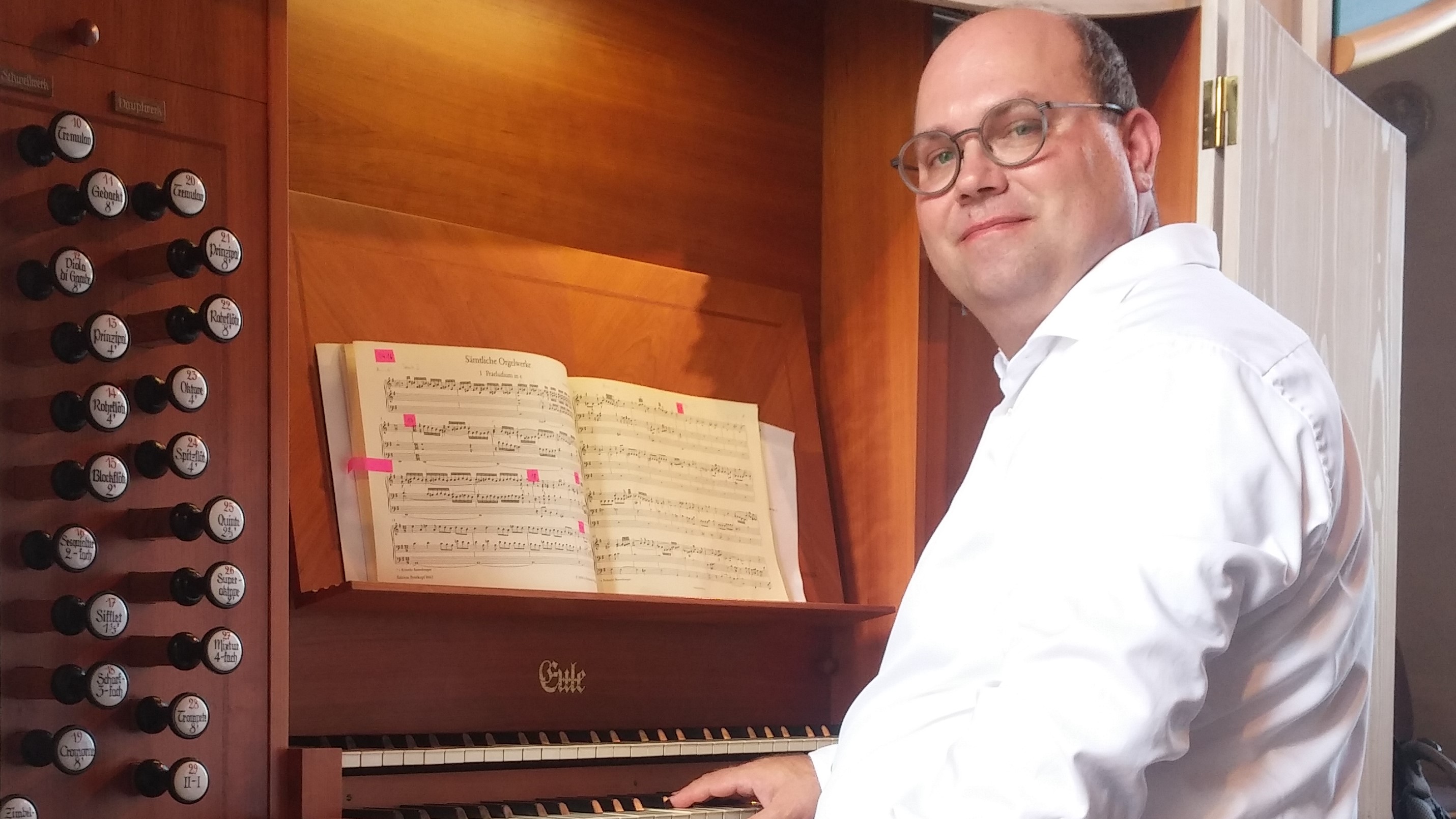 KMD Michael Dorn spielt an der Eule-Orgel, Foto: KB