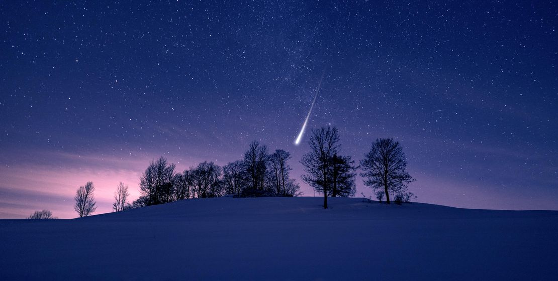 Weiße Landschaft, Nachthimmel mit Komet, Foto AdobeStock 